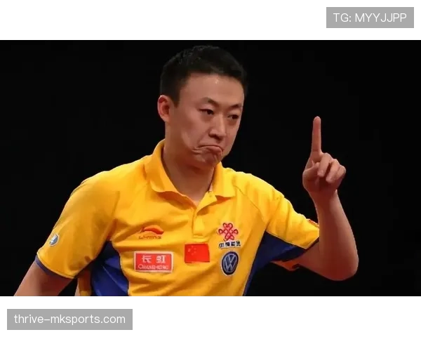 马琳安静刷手机，旁边却是掉金子的不二家，你说这生活差得哪去了？