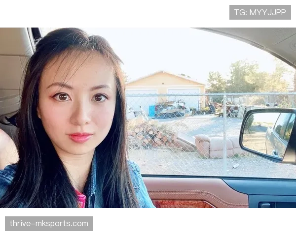 蒋林静训练完随手啃蛋白棒的样子，真不像拿过世界冠军的人